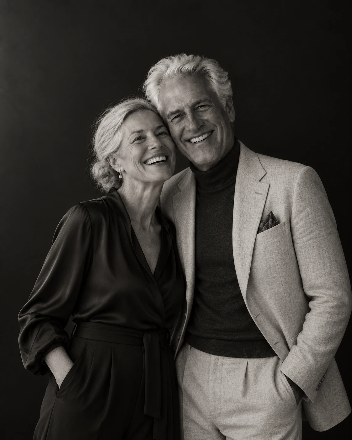 Pareja de unos sesenta y cinco años riendo juntos