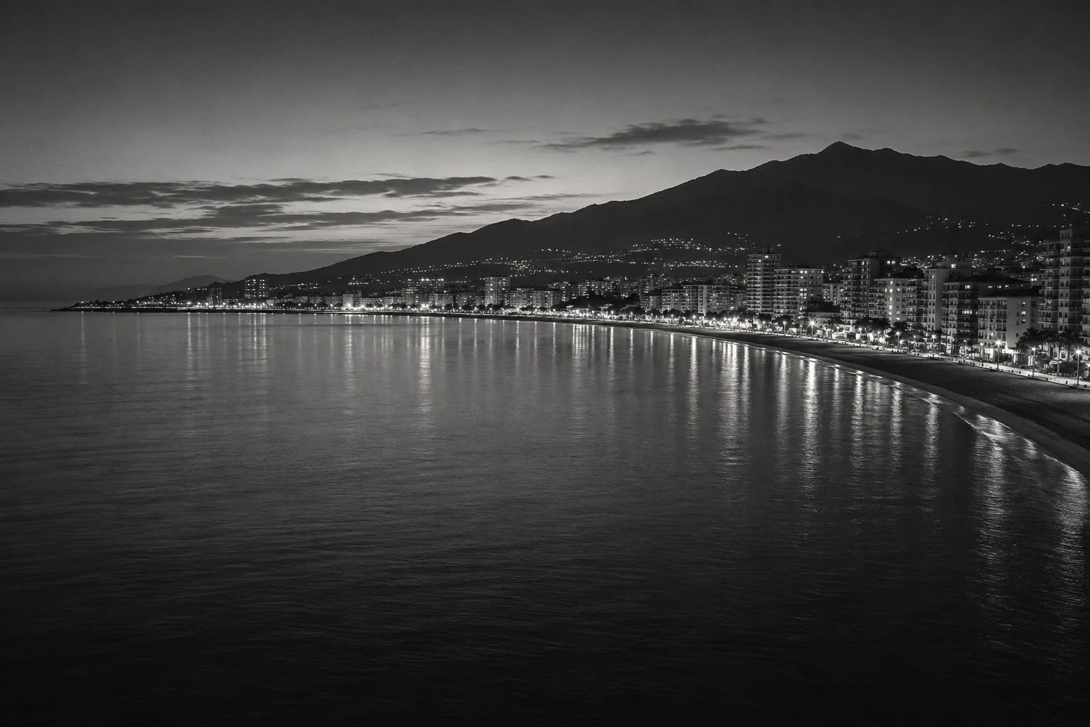 La bahía de Fuengirola al anochecer, con la sierra de Mijas al fondo